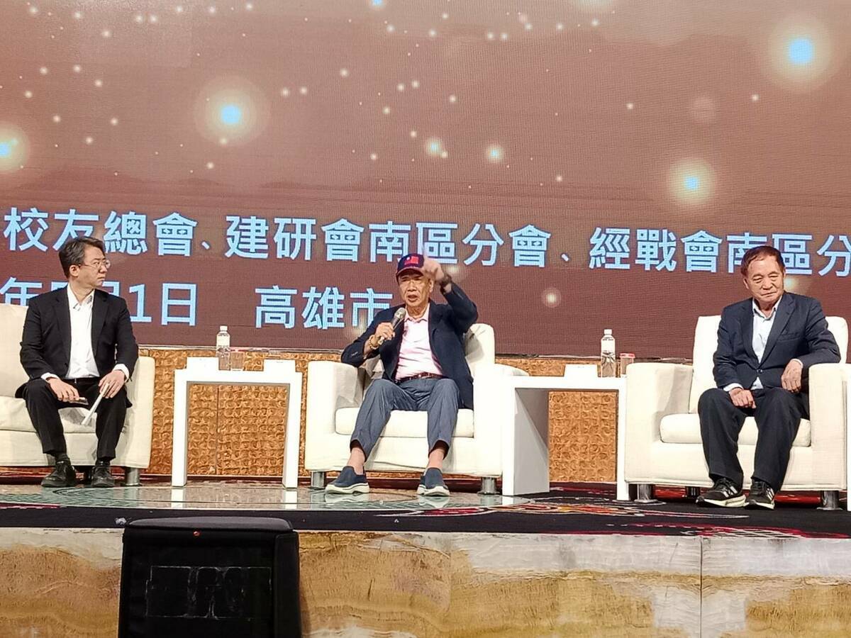 郭台銘(中)與企業領袖對談。 圖：孫家銘攝