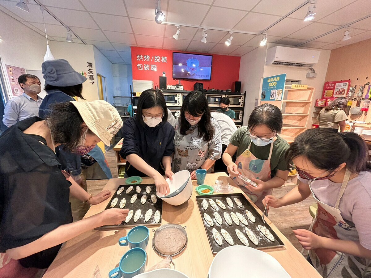 新北「有課UKO」4月份課程，讓青年快速體驗網紅下午茶店的酸甜苦辣。 圖：新北市青年局提供