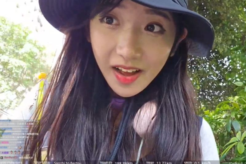 企鵝妹徒步環台已經走破200公里，直播中被嗆還懂用台語回擊。 圖／Twitch：Jinnytty
