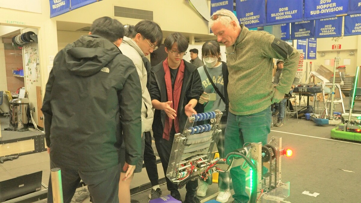 板橋高中FRC機器人編號7709隊伍與美國強隊交流。 圖：新北市教育局提供