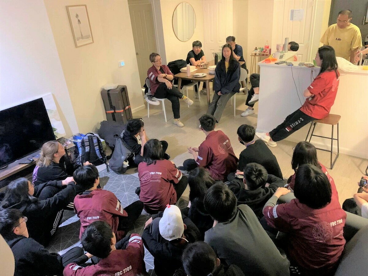 聖荷西大學電機系三年級的學姐江采容（餐桌旁著黑色衣服），分享美國生活點滴。 圖：新北市教育局提供