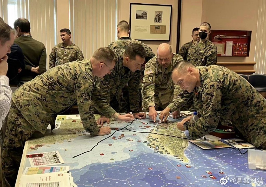 美軍陸戰隊指揮官神情專注兵棋推演台海戰局。 圖：截取自推特