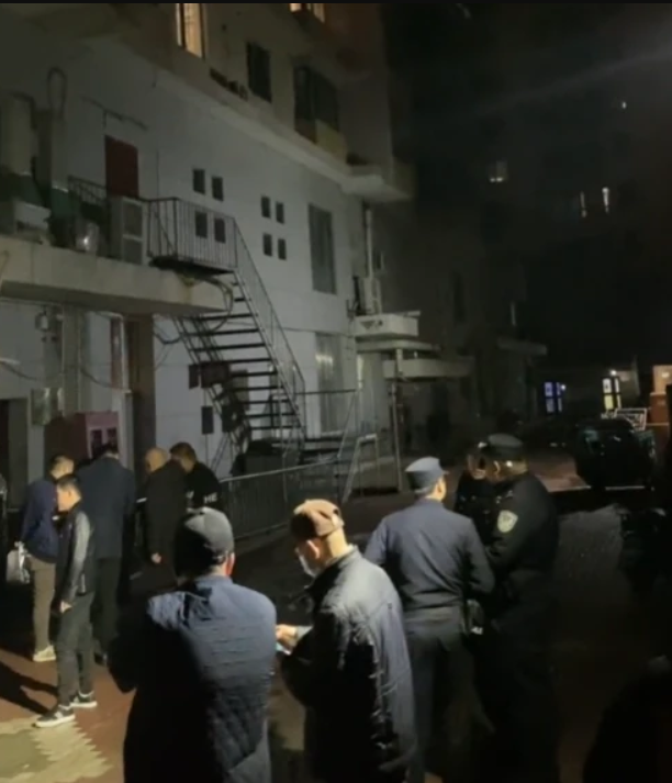 承重牆被拆後，業主們在半夜疏散。 圖：翻攝自都市快報橙柿互動