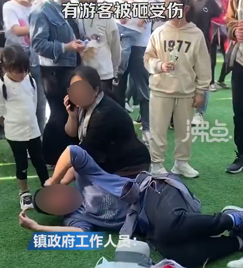 吊橋下遊客頭部遭撞擊，頭破血流。 圖:翻攝自微博