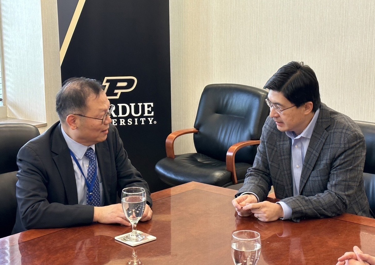 陽明交通大學校長林奇宏（左）與美國普渡大學校長蔣濛（Dr. Mung Chiang）（右）。 圖 : 取自陽明交通大學臉書