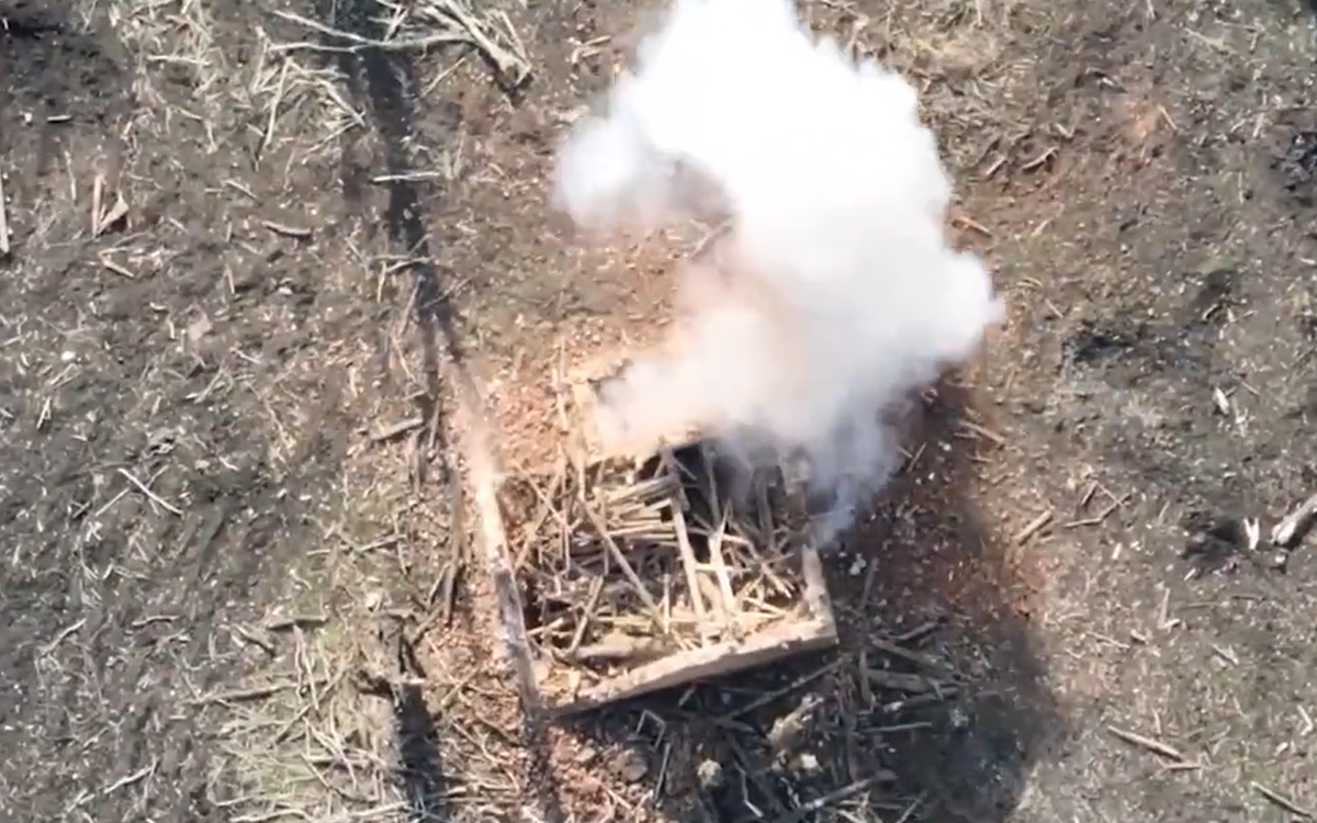 烏軍的無人機精準鎖定了俄軍的位置，鑽進地下碉堡引爆，成功擊殺敵人。 圖：翻攝自 Оперативний ЗСУ 推特