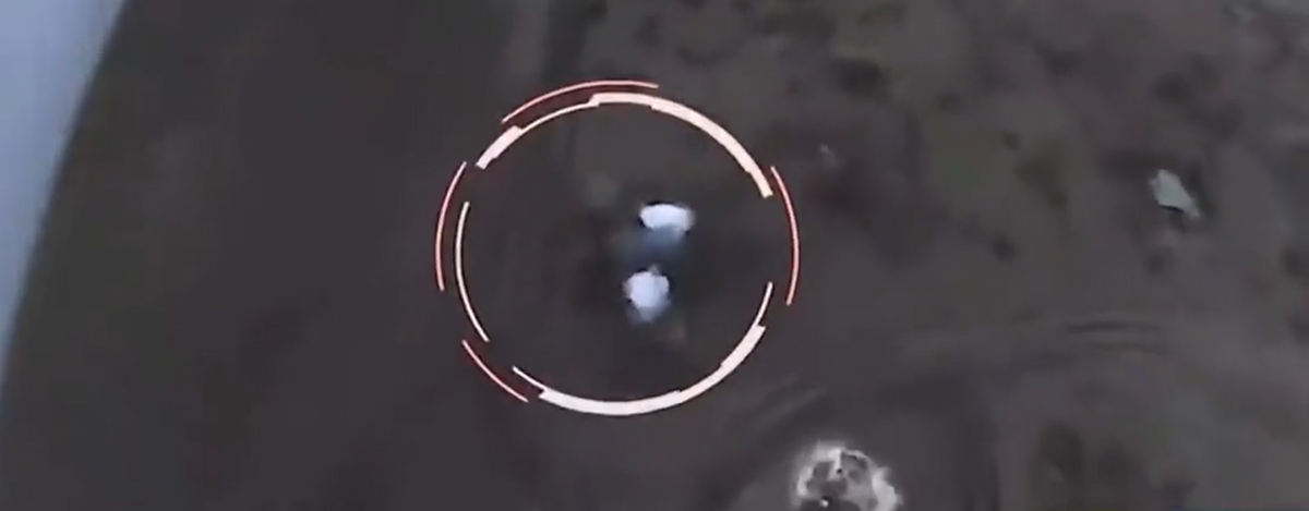 烏軍的無人機飛行在空中，對地上的俄軍精準投擲炸彈。 圖：翻攝自 Special Kherson Cat 推特