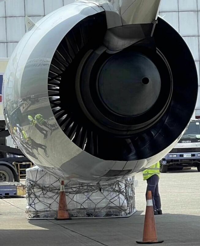 國泰航空CX494今(2)日下午驚傳意外，於桃園機場停機坪因卸貨疏失遭到碰撞。 圖：翻攝自爆料公社二館臉書