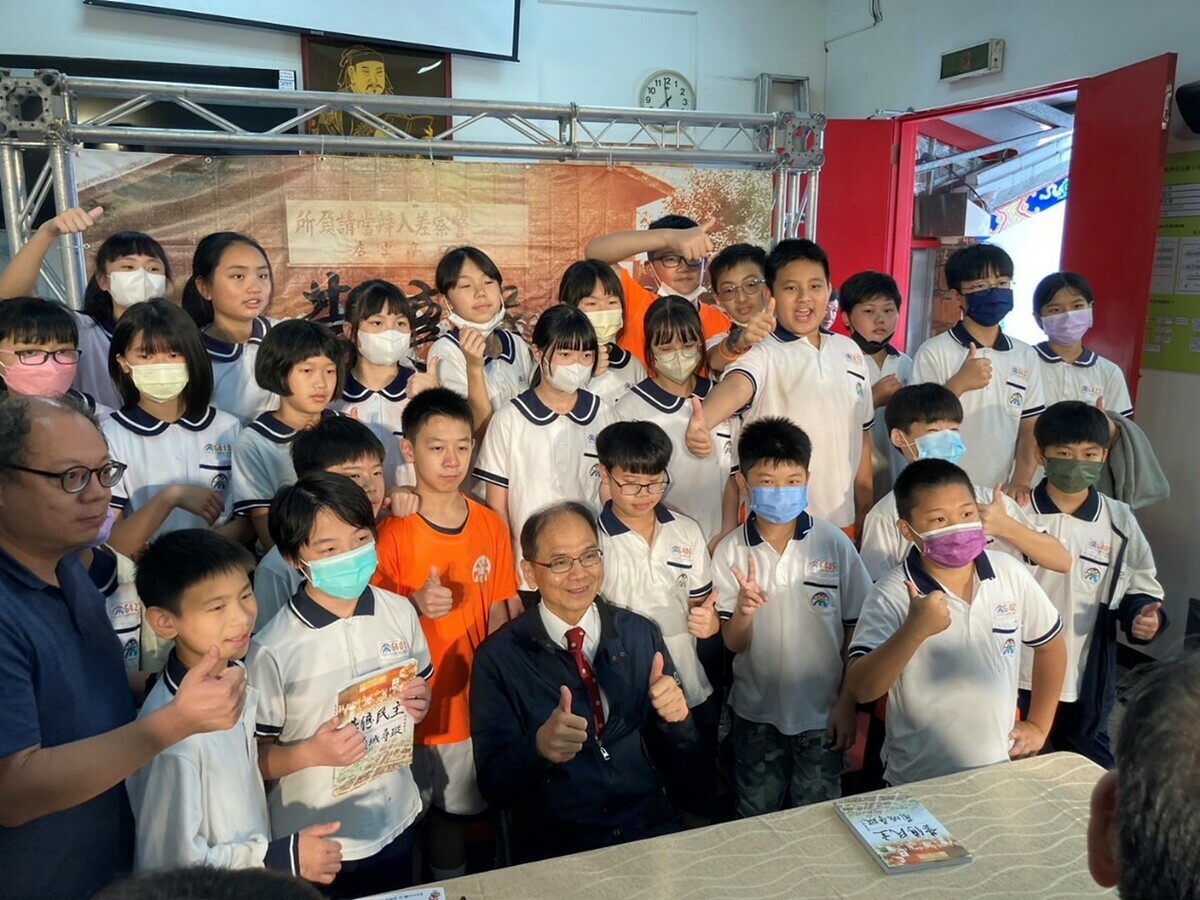 游錫堃與國小學童一同合影留念。 圖 : 游錫堃辦公室提供