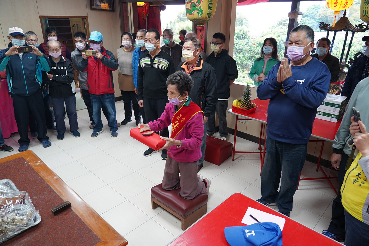 111年值年爐主進行安爐大典。 圖：新北市文化局提供