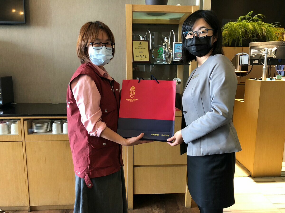 蘆洲區公所致贈伴手禮給樂頤飯店。 圖：蘆洲區公所提供