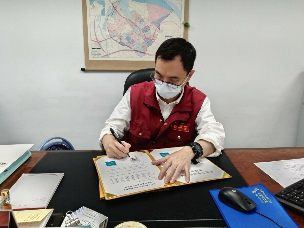 蘆洲區長陳炳仲簽署企業防災合作備忘錄。 圖：蘆洲區公所提供