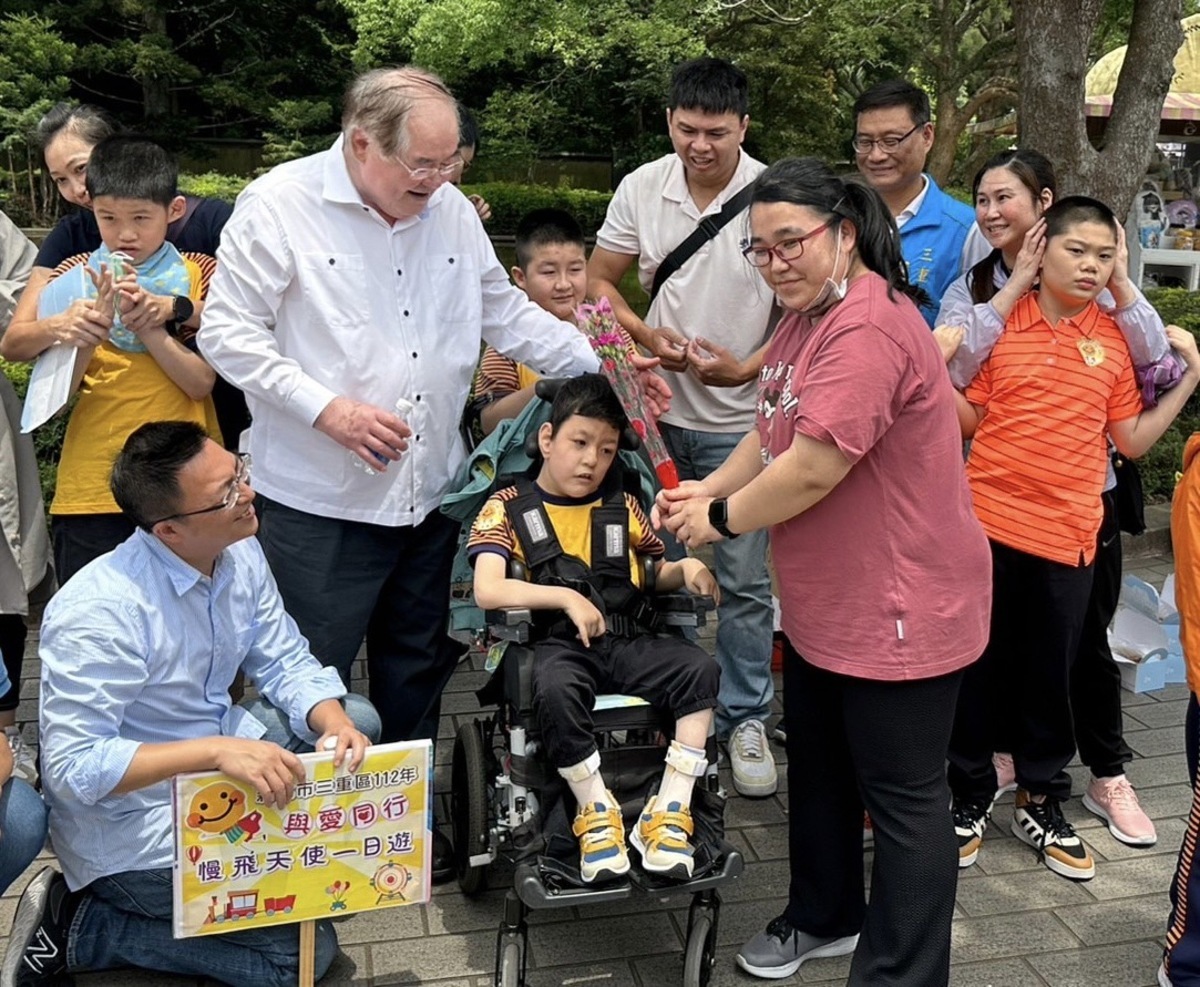 同遊的身障學童及其陪伴的家長們，對於此次出遊都相當開心。 圖：三重區公所提供