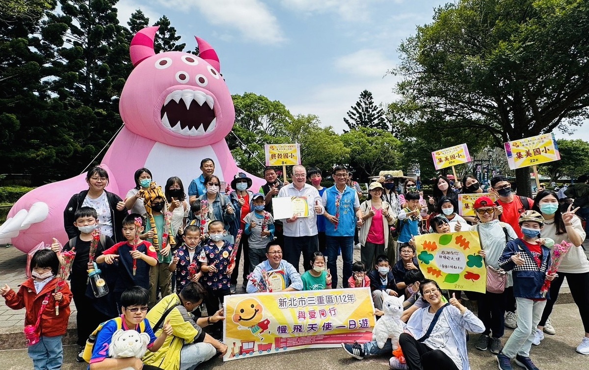 慢飛天使親子同遊六福村，宮廟企業同響應。 圖：三重區公所提供