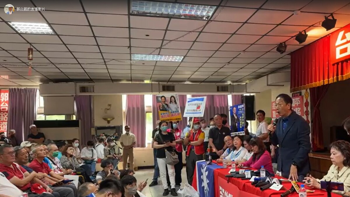 郭台銘2日下午在高雄左營果峰社區活動中心與民眾座談。 圖：翻攝郭台銘臉書