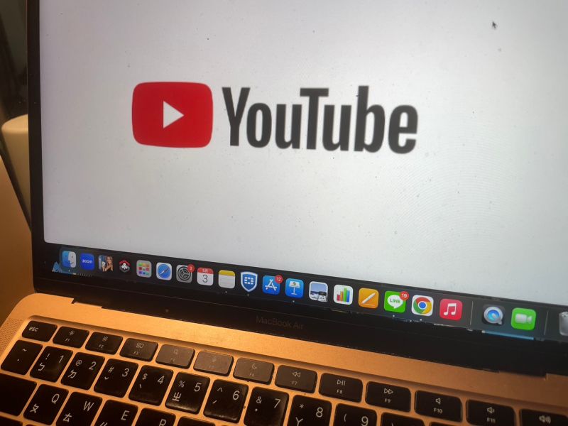 YouTube可以說是不少人每天的精神糧食，多元題材類型的影片提供用戶許多選擇。 示意圖／記者張嘉哲攝