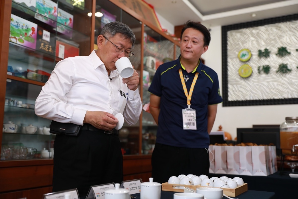 民眾黨主席柯文哲上午前往拜訪南投縣產業觀光發展協會。 圖：民眾黨 / 提供