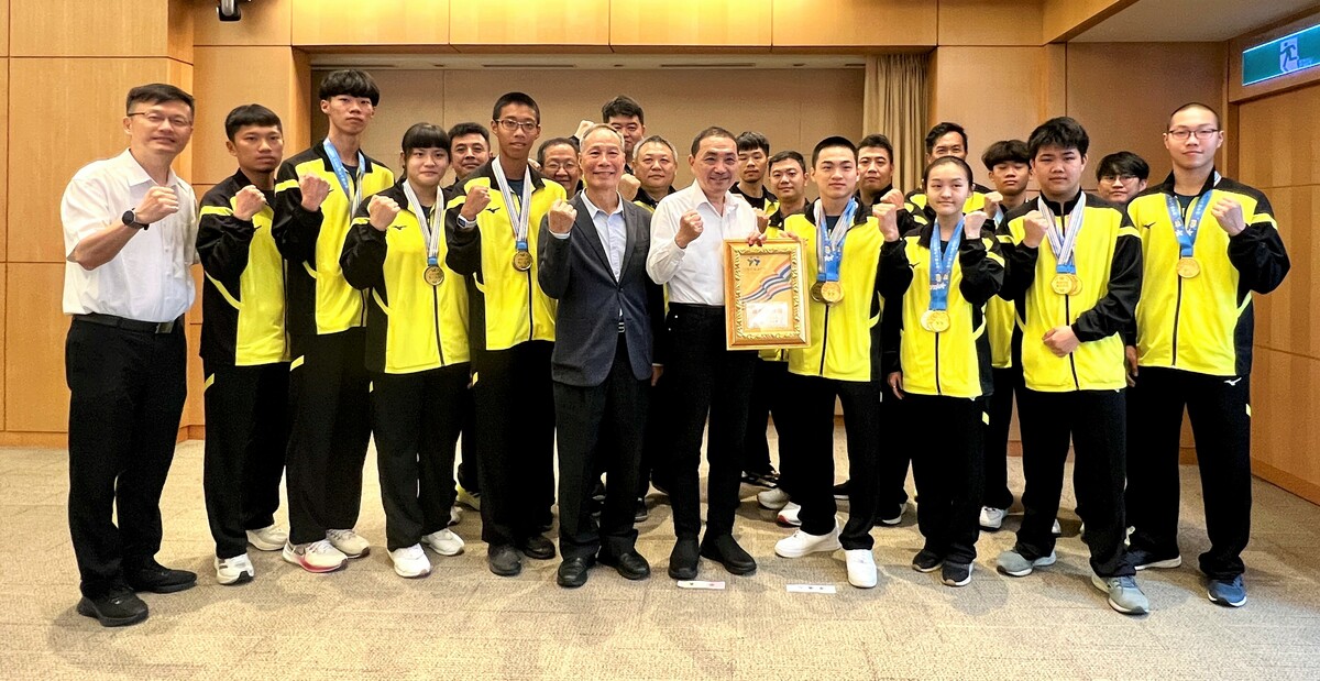 新北全中運代表隊市政會議獻獎予新北市長侯友宜（第一排右5）。 圖：新北市教育局提供