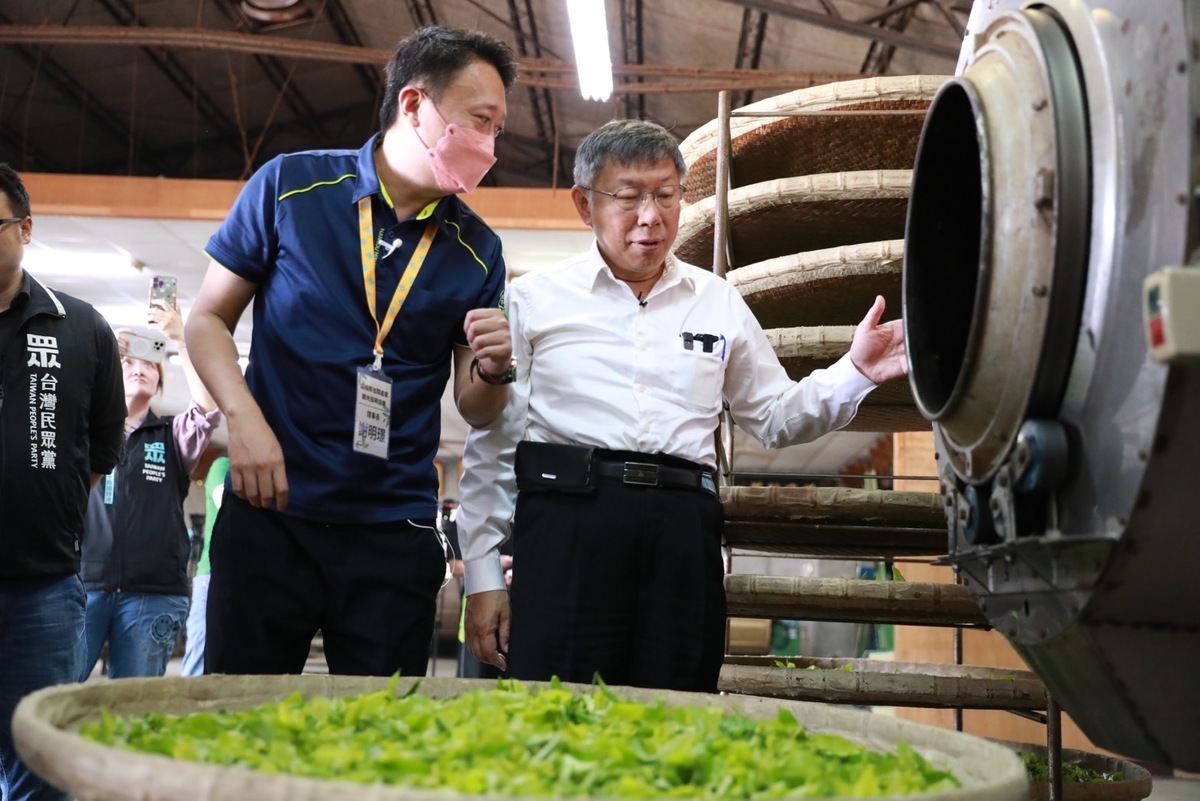 民眾黨主席柯文哲上午前往拜訪南投縣產業觀光發展協會。 圖：民眾黨 / 提供