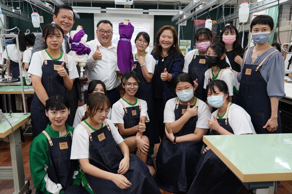 魏虹（後排左4）及團隊與樟樹實創高中師生合影留念 圖：新北市教育局提供