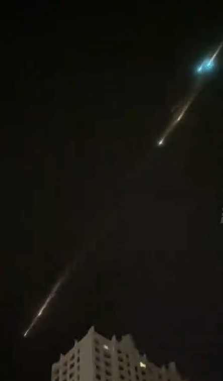 昨（2）日晚上，黑龍江省哈爾濱市居民們拍攝到奇異景象，許多個不明發光體紛紛劃過夜空，頗為壯觀。 圖：翻攝自大象新聞