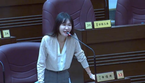 「鄉民女神」桃園市議員黃瓊慧是桃園市民進黨黨團總召黃景熙之女。 圖：林昀真／翻攝