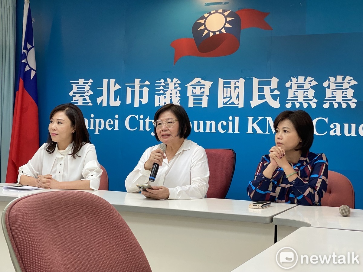 國民黨台北市黨部主委黃呂錦茹（中）、港湖區議員李彥秀（左）、游淑慧（右）。 圖：周煊惠 / 攝(資料照片)