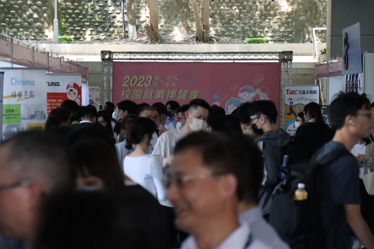 明志科大校園徵才有693人次參與活動，其中817人次投遞履歷，廠商擬錄用326人次，初媒合率約40％。 圖：新北市就服處提供