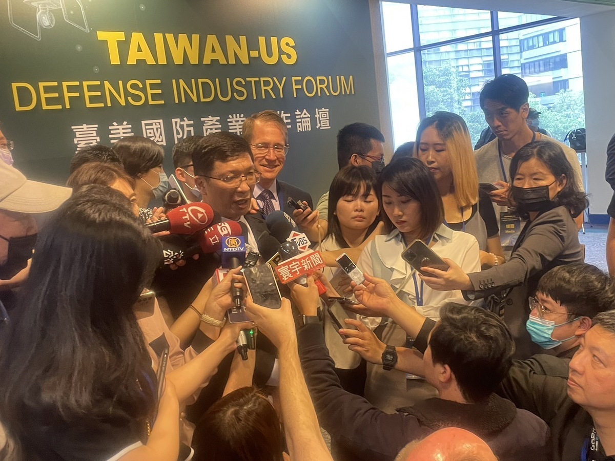 台美國防產業合作論壇今天登場，台灣無人機大廠經緯航太董事長羅正方在會場受訪。 圖：羅辦提供