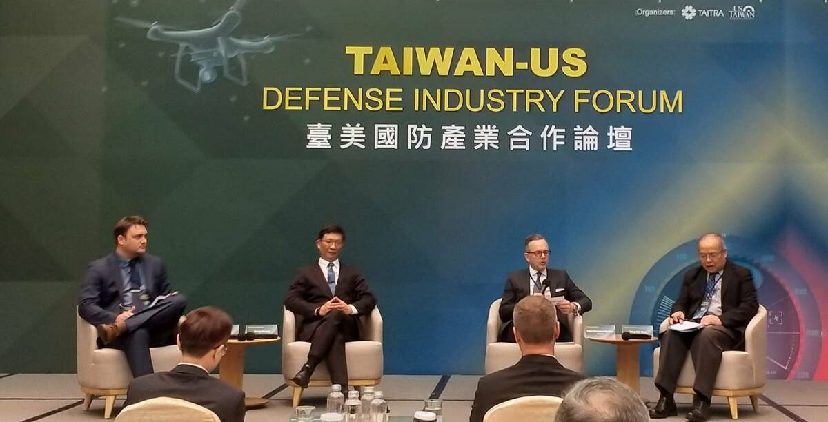 台美國防產業合作日前登場，美太平洋陸戰隊前司令魯德（左一）說，將確保台灣具有不對稱作戰能力，經緯航太董事長羅正方（左二）也出席論壇參與討論。 圖：羅辦提供（資料照）