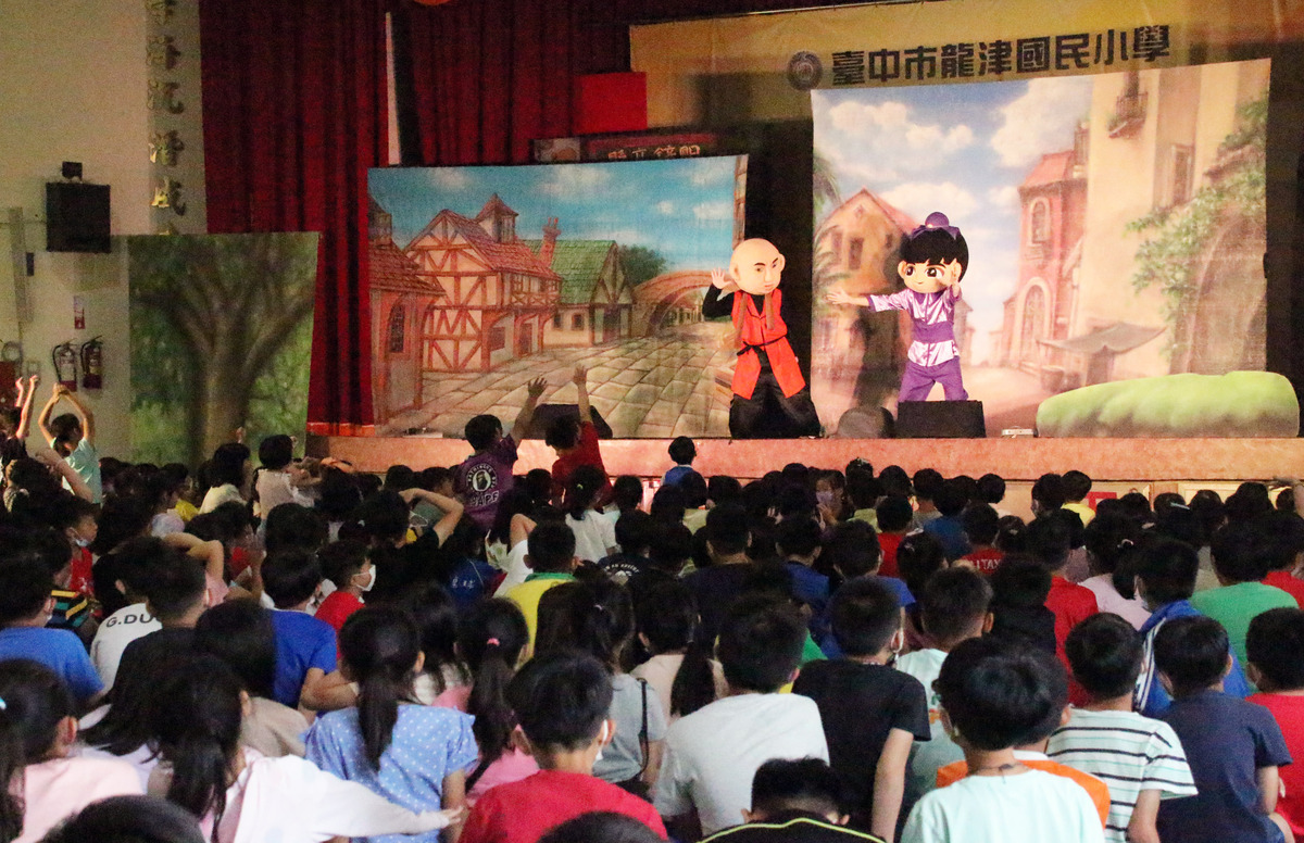 小青蛙劇團演出《賣香屁》，龍津國小學生熱情參與。 台中市政府文化局/提供