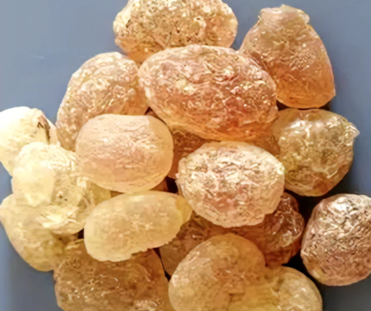 阿拉伯膠為一種常用的食品添加劑，將其加在飲料中，可以降低液體的表面張力，從而讓飲料可以注入大量二氧化碳，故而成為碳酸飲料的關鍵材料 。 圖：翻攝自環球網