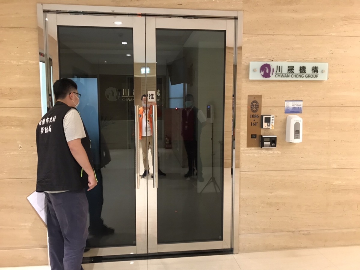 桃市勞動局派員至川晟機構公司登記地址實地訪查，現場大門緊閉無人回應。 圖：桃園市政府勞動局／提供