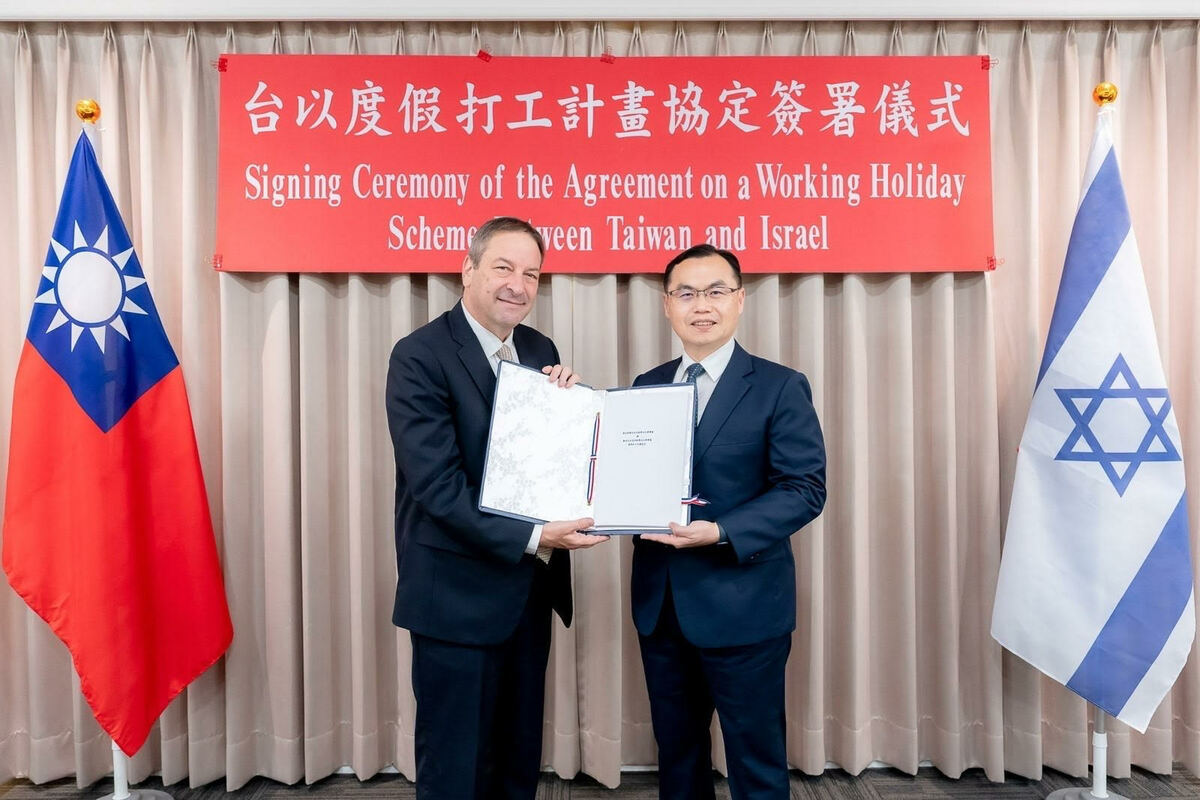 外交部亞西及非洲司司長賀忠義與駐台北以色列經濟文化辦事處代表柯思畢於簽署「台以度假打工計畫協定」後合影。 圖：外交部／提供