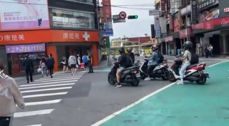郭倍宏認為，執政者過度偏頗，把行人變霸王，只會惹來民怨 圖：桃園市警局交通大隊／提供