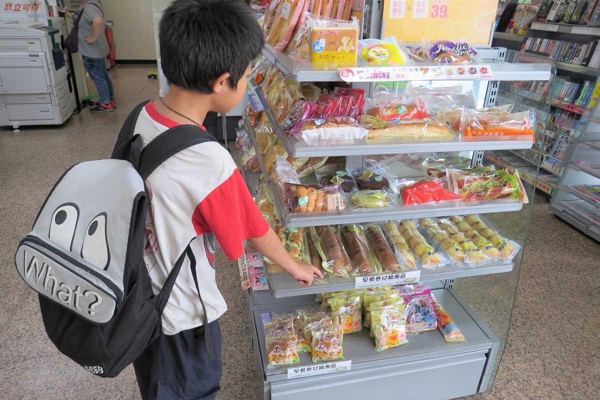 學生至超商選取餐點。 圖：新北市教育局提供
