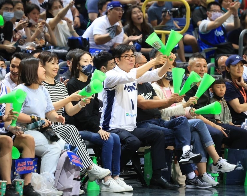 陳其邁(中)敲擊加油棒為主場球隊應援。 圖：高雄市政府/提供