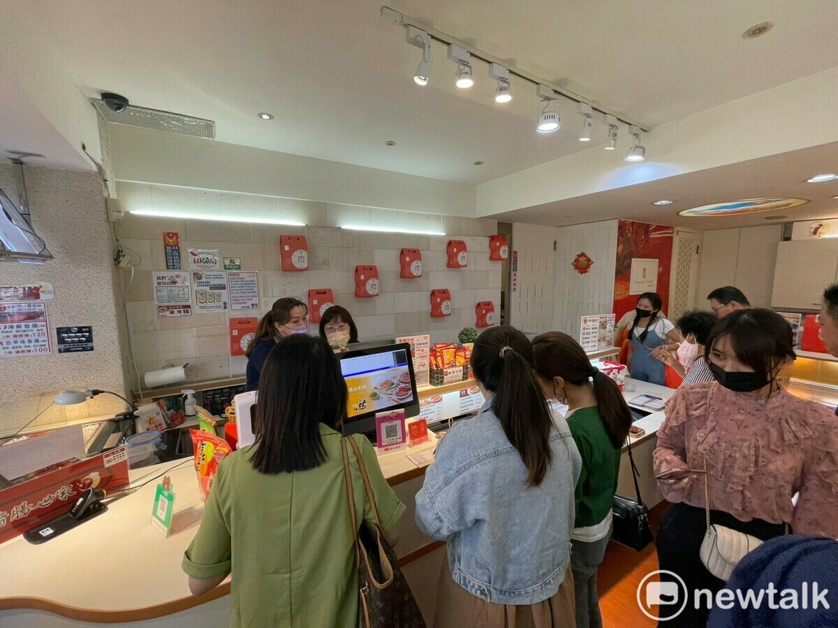 爆量飛魚卵香腸引發搶購及網路討論熱度。 圖：孫家銘攝