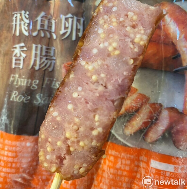 佈滿爆量飛魚卵的香腸意外引起話題。 圖：孫家銘攝
