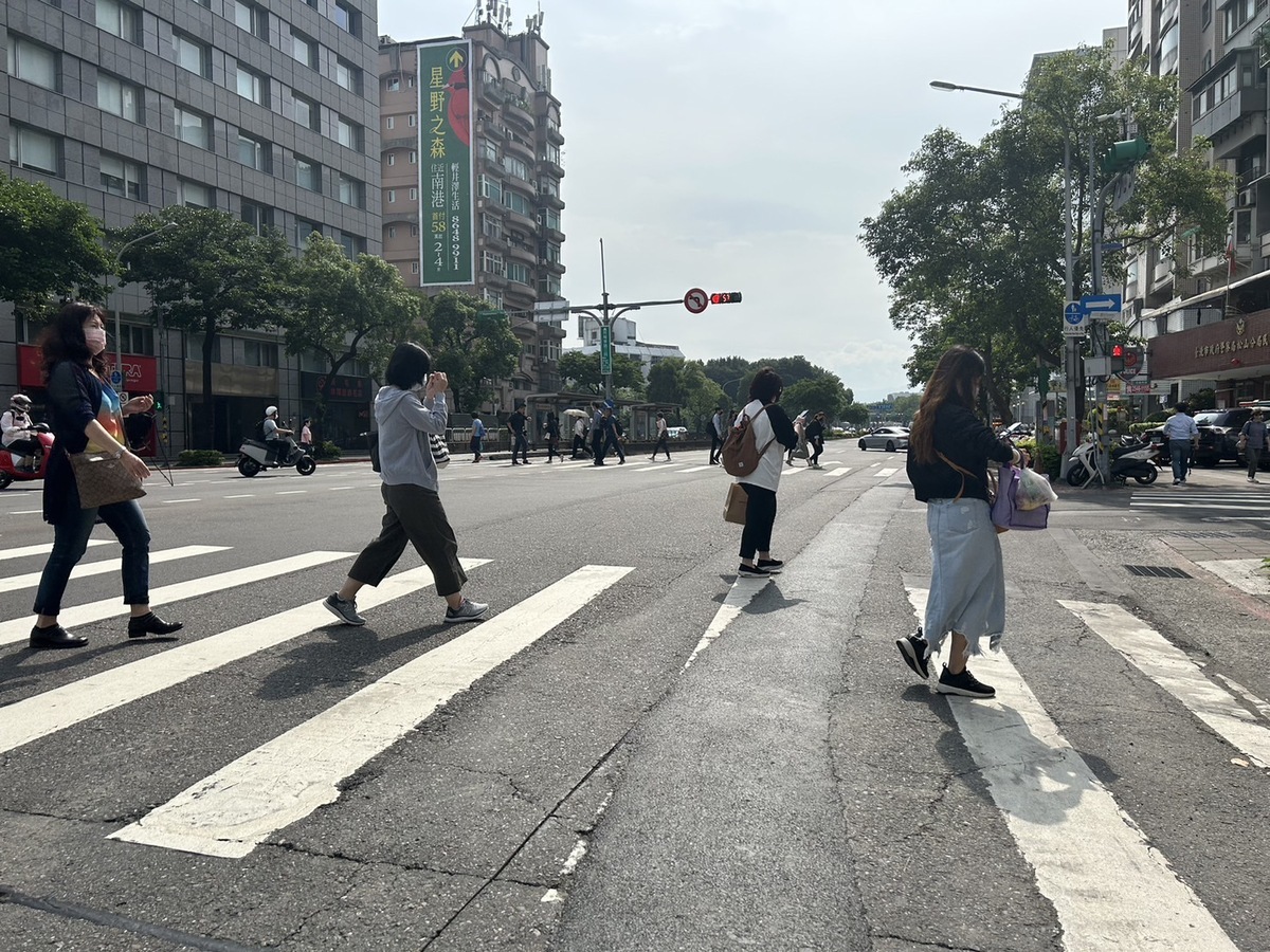 明(18)日台灣各地及澎湖、金門、馬祖為多雲到晴，僅東半部地區及恆春半島有零星短暫陣雨。 圖：林岑韋／攝