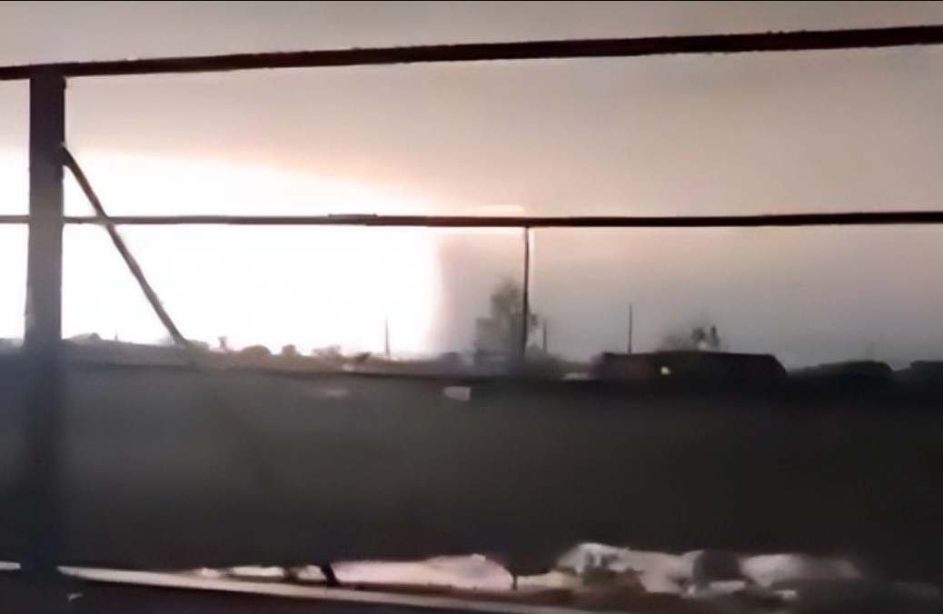 中國的軍事專欄po出轟炸現場宛如核爆級場景的照片，有專家根據爆炸猜測，可能是重型鑽地彈。 圖：翻攝自武堂說事