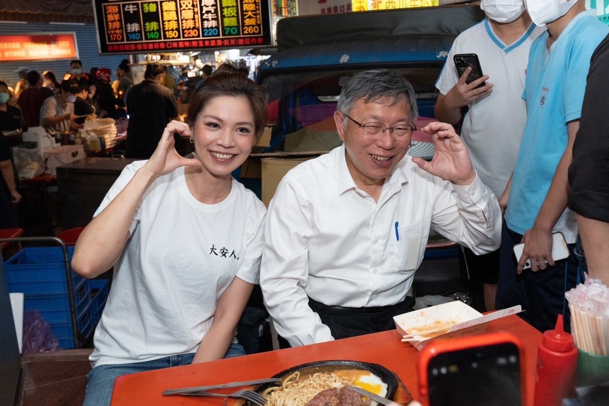 國民黨台北市議員鍾沛君昨特地到南投與民眾黨主席柯文哲一起迺夜市。 圖：鍾沛君辦公室 / 提供
