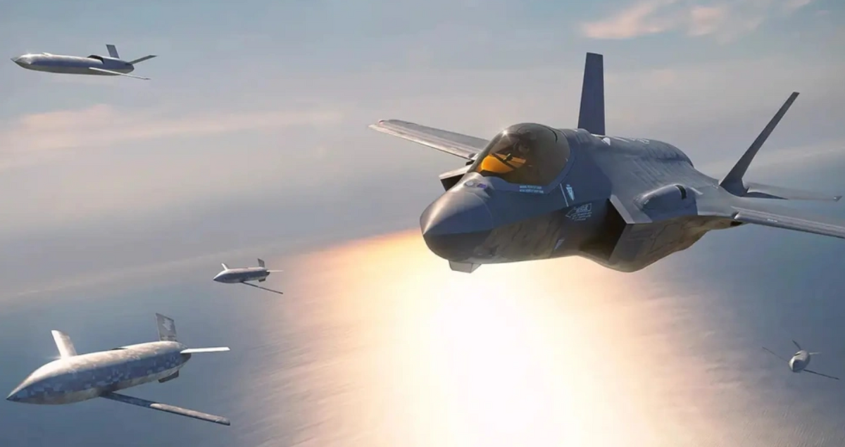 美軍未來作戰定位中， AIM-260 將由 F-22 、 F-35 甚至忠誠僚機攜帶，除了可以進一步拓展制空作戰半徑和擴大感知範圍，還將由忠誠僚機攜帶發射。 圖為 F-35 攜帶忠誠僚機 圖：翻攝自河東三叔