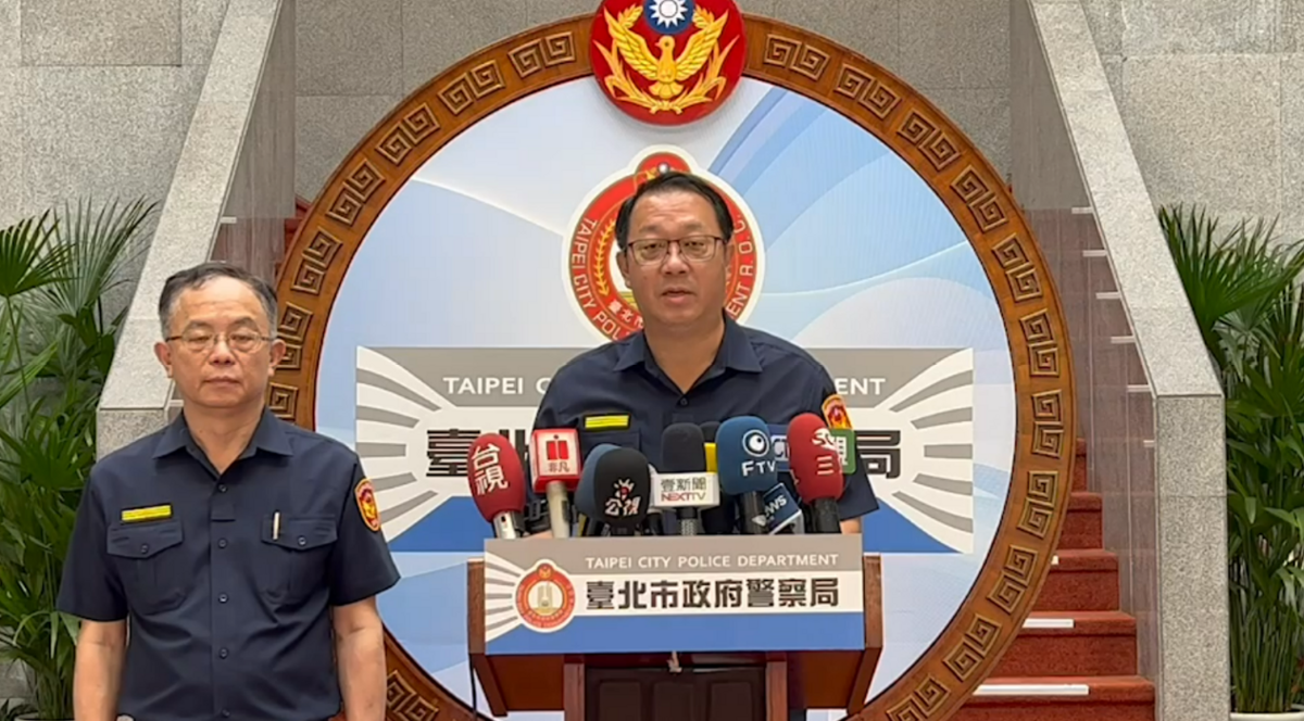 台北市政府警察局督察長楊哲昌說明案情，左側為大同分局長吳在堂。 圖：擷自北市警提供影片