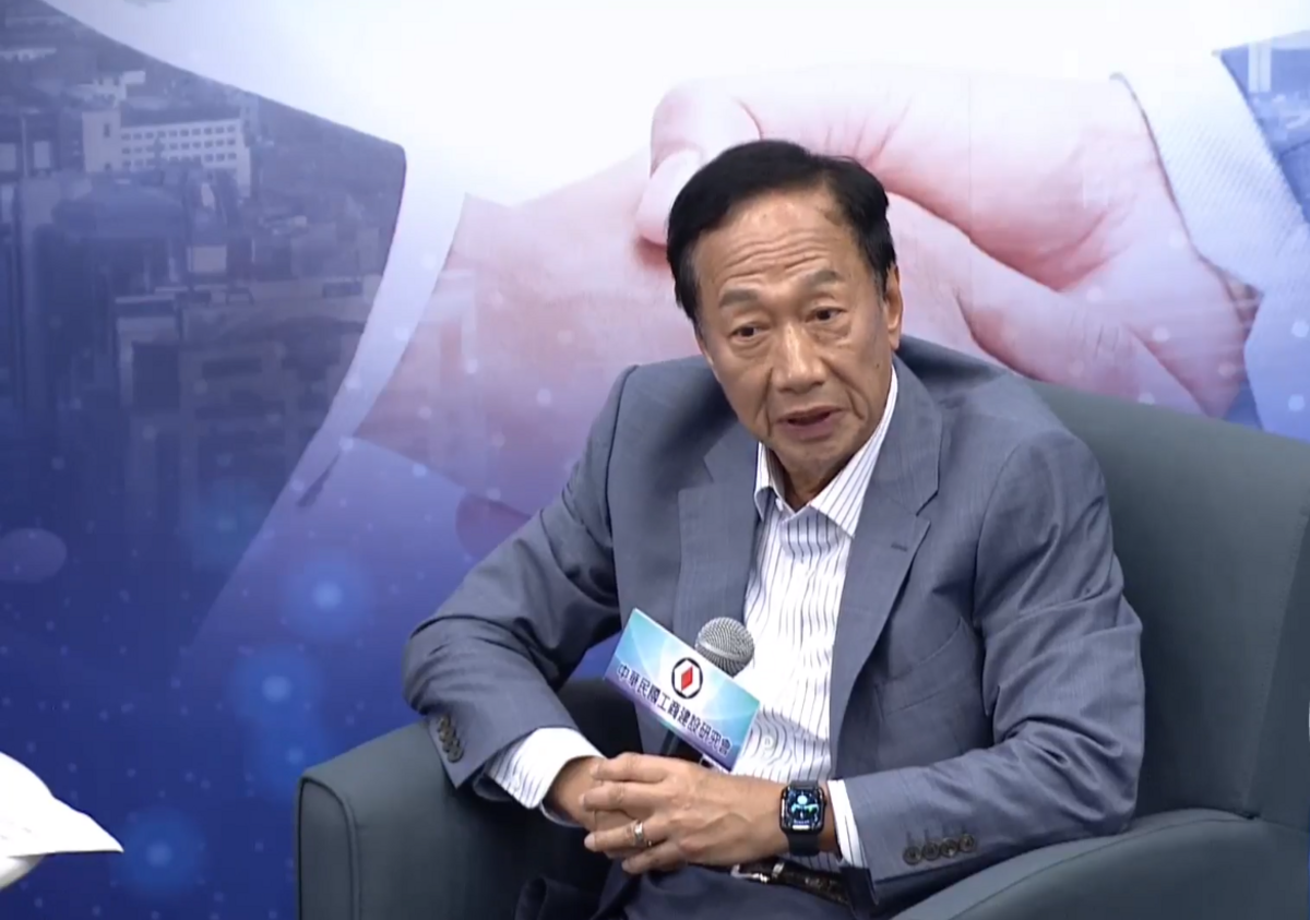 鴻海創辦人郭台銘堅稱「政府擋疫苗」，遭質疑將自己買不到疫苗的責任「甩給政府」。 圖：截自郭台銘臉書直播