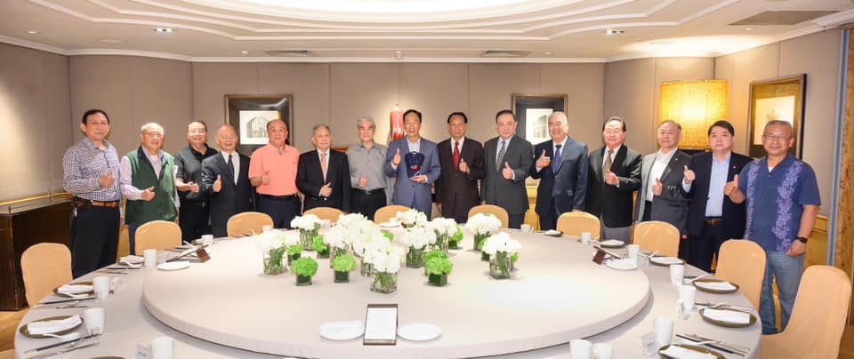 郭台銘應「黃埔聯誼會」祝康明會長的邀請參加聚會，他表示大家都對於這次的總統大選提供了許多寶貴的意見。 圖 : 取自郭台銘臉書