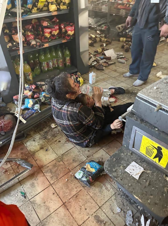 俄羅斯空襲烏克蘭，各地的火車站、房屋、五金店、雜貨超市及加油站等，都被俄羅的砲彈破壞殆盡。 圖：翻攝自澤連斯基推特