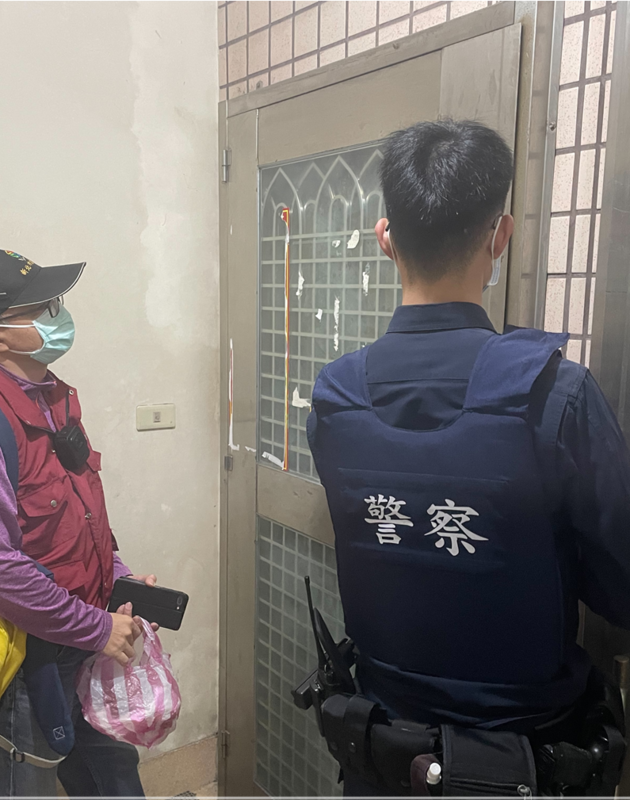 動保處稽查人員會同警方前往檢舉地點查察。 圖：新北市動保處提供
