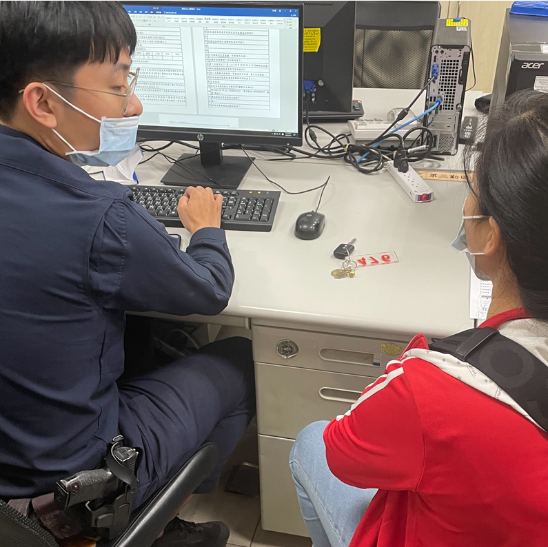 新北市動保處會同員警請承租人製作筆錄。 圖：新北市動保處提供