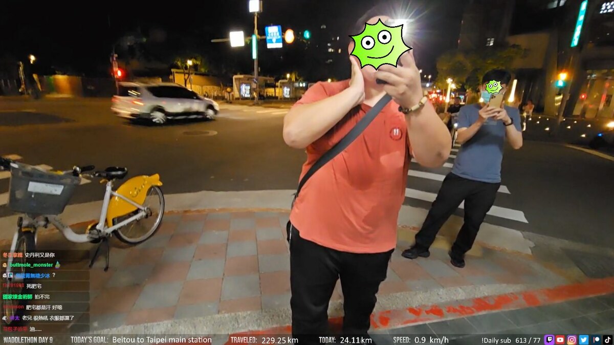 一名粉絲要求企鵝妹唱生日快樂歌送給他，接著就開啟閃光燈對著企鵝妹猛拍。 圖：翻攝自Twitch/Jinnytty